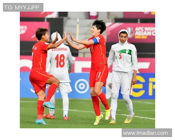 女足球星亲赠签名球衣给小球迷传递运动精神与梦想